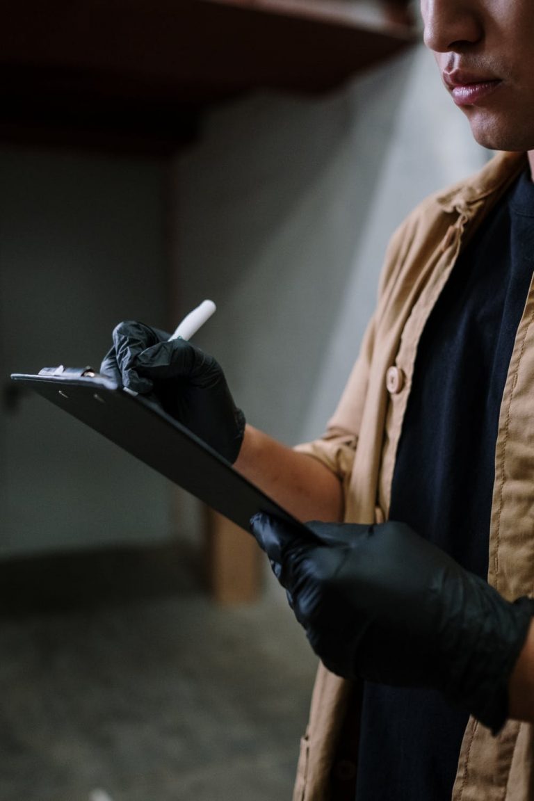 Checklist voor nieuwe koophuis klussen: riolering, woningschade en ongedierte inspectie in huiskamer