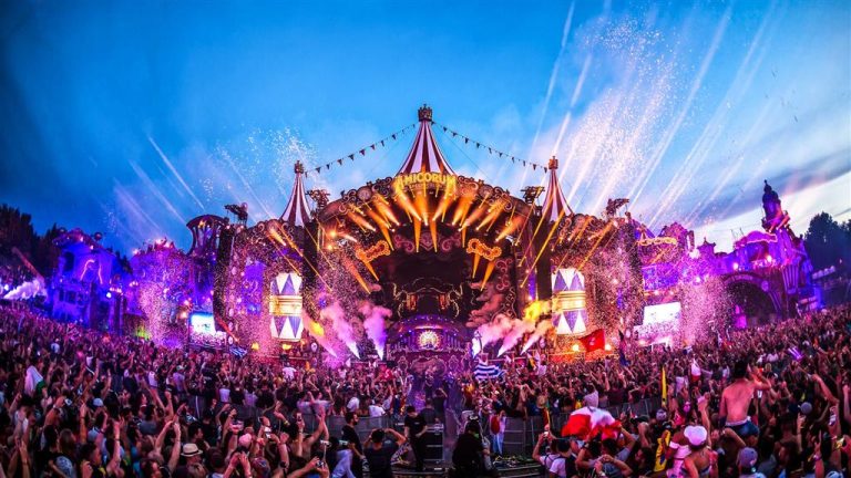 Tomorrowland festival met grote podia en vuurwerkshow. Comfortabel per taxi naar Tomorrowland vanaf Brussels Airport.