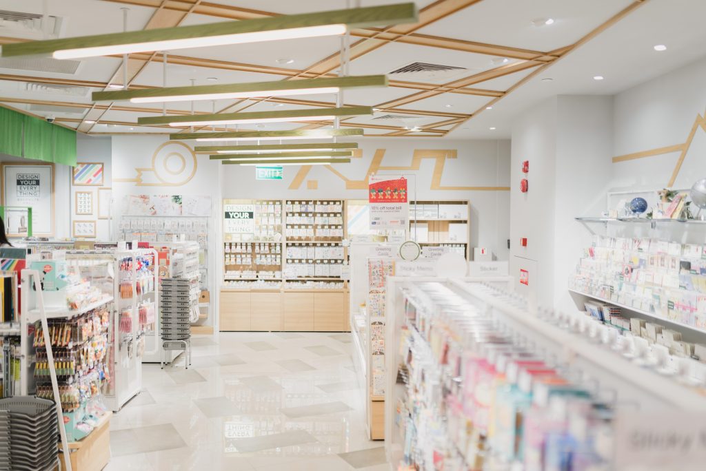 Interieur van lokale apotheek Wolvertem met professionele apotheker die klanten persoonlijke zorg en advies biedt