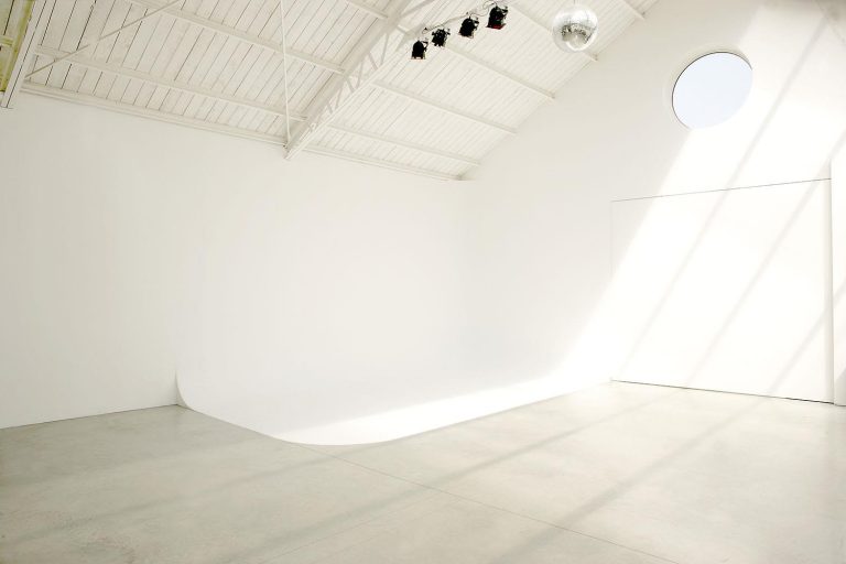 Professionele videoproductie in Gent: Loftstudio85 fotostudio met perfecte belichting en flexibele achtergronden