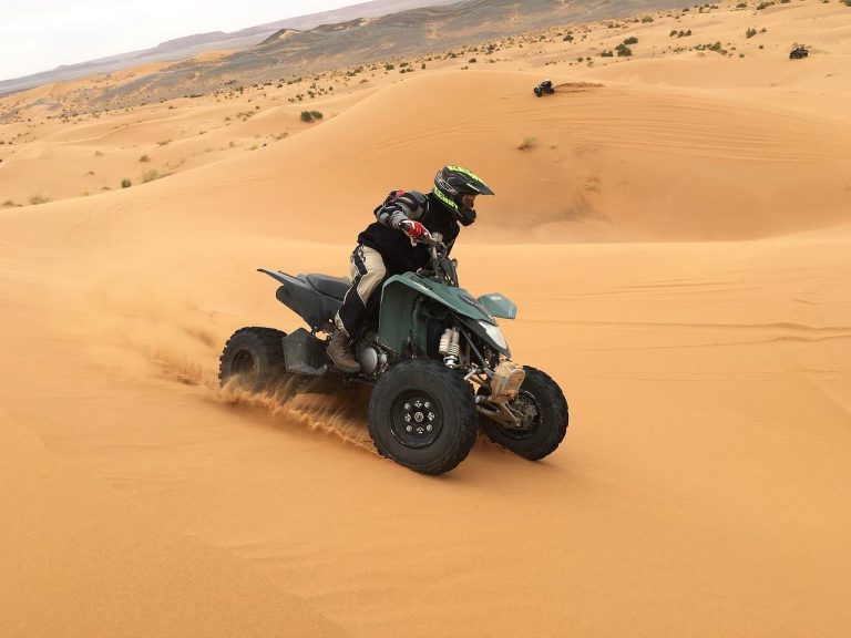 Beroemdheden Essentiële accessoires bij offroad voertuigen: lieren, lichtbalken, modderbanden en campinguitrusting voor veilige en comfort