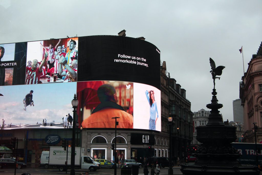Buitenreclame in Antwerpen met opvallende reclameborden en verlichte panelen op strategische locaties in de binnenstad