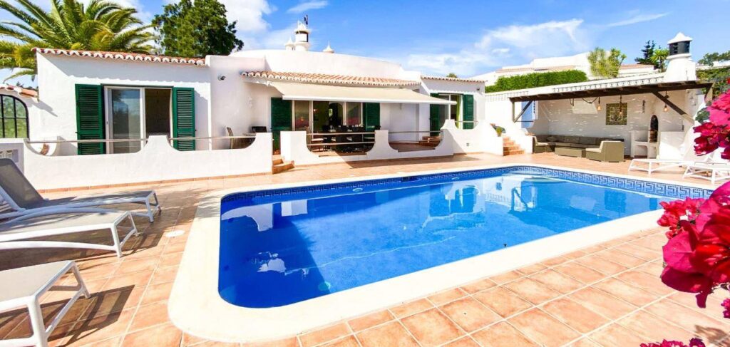 Luxe vakantiehuis in de Algarve met afsluitbare tuin en privézwembad, ideaal voor gezinsvakantie met kinderen