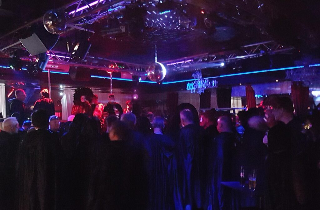 Koppel versterkt band in parenclub met open communicatie en wederzijds respect in veilige omgeving